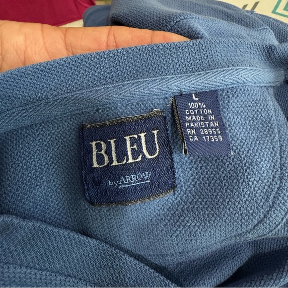 BLEU by Arrow Men's Blue Textured Knit V-Neck Shirt - Picture 5 of 6